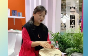 馨然老师在2023年宁波旅游节展会上演奏《一瞬间》